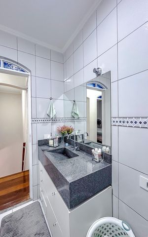 Casa à venda com 180m², 3 quartos e 2 vagasBanheiro