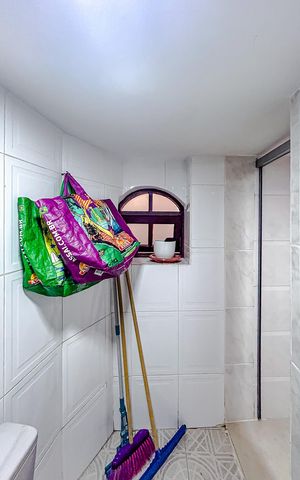 Casa à venda com 180m², 3 quartos e 2 vagasBanheiro de serviço