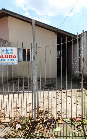 Casa para alugar com 80m², 2 quartos e 2 vagasFachada