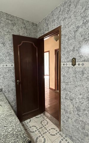 Casa de condomínio para alugar com 239m², 3 quartos e 1 vagaBanheiro social
