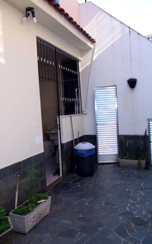 Casa à venda com 196m², 6 quartos e 2 vagasCasa 1 - Varanda dos Fundos