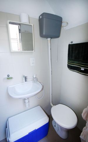 Casa à venda com 196m², 6 quartos e 2 vagasCasa 1 - Banheiro de serviço