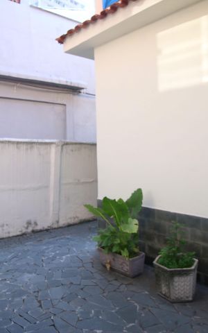 Casa à venda com 196m², 6 quartos e 2 vagasCasa 1 - Varanda dos Fundos