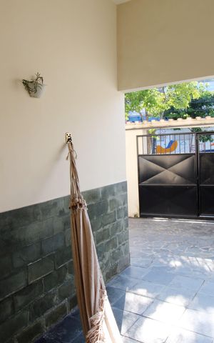 Casa à venda com 196m², 6 quartos e 2 vagasCasa 1 - Varanda e Garagem