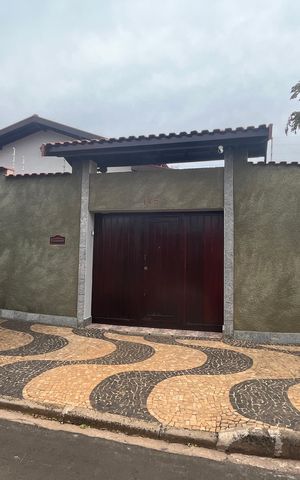 Casa à venda com 293m², 3 quartos e 5 vagas Casa à venda com 293m², 3 quartos e 5 vagasFachada