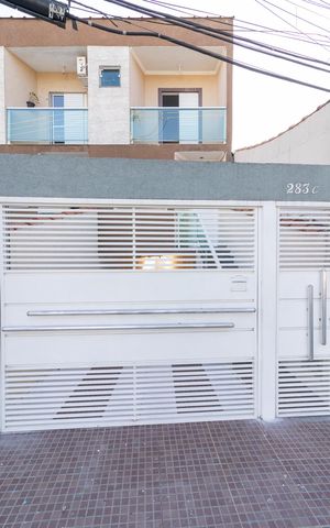 Casa à venda com 150m², 3 quartos e 3 vagas Casa à venda com 150m², 3 quartos e 3 vagasFachada