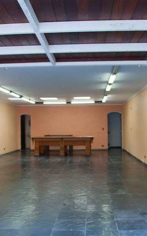 Casa à venda com 412m², 4 quartos e 6 vagas Casa à venda com 412m², 4 quartos e 6 vagasÁrea comum - Salão de festas