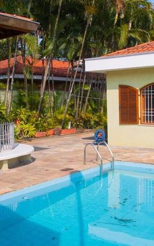 Casa à venda com 412m², 4 quartos e 6 vagas Casa à venda com 412m², 4 quartos e 6 vagasÁrea comum