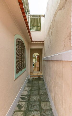Casa à venda com 256m², 2 quartos e 2 vagas Casa à venda com 256m², 2 quartos e 2 vagasVaranda da Frente - Acesso lateral