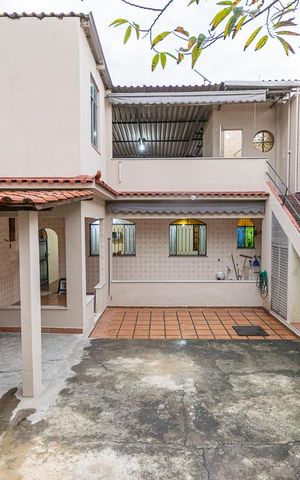 Casa à venda com 256m², 2 quartos e 2 vagas Casa à venda com 256m², 2 quartos e 2 vagasQuintal dos fundos