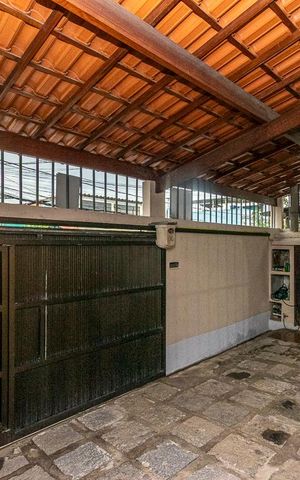 Casa à venda com 256m², 2 quartos e 2 vagas Casa à venda com 256m², 2 quartos e 2 vagasVaranda e Garagem