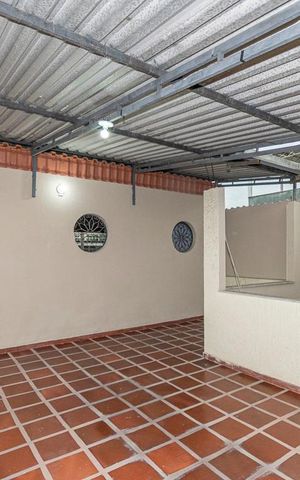 Casa à venda com 256m², 2 quartos e 2 vagas Casa à venda com 256m², 2 quartos e 2 vagasTerraço