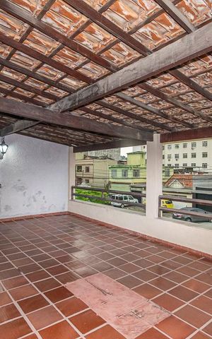 Casa à venda com 256m², 2 quartos e 2 vagas Casa à venda com 256m², 2 quartos e 2 vagasVaranda do 2º andar