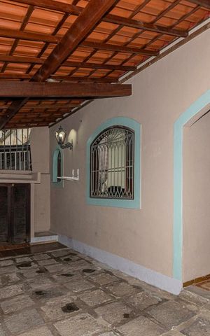 Casa à venda com 256m², 2 quartos e 2 vagas Casa à venda com 256m², 2 quartos e 2 vagasVaranda e Garagem