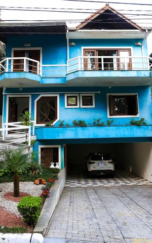 Casa de condomínio à venda com 340m², 4 quartos e 4 vagas Casa de condomínio à venda com 340m², 4 quartos e 4 vagasFachada