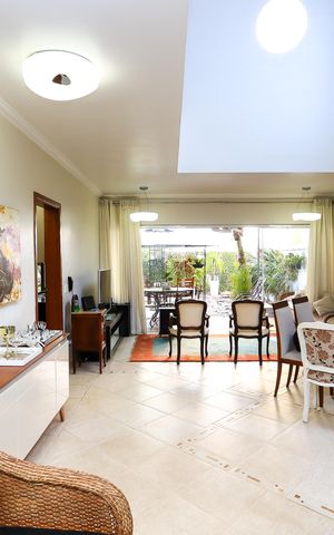 Casa de condomínio à venda com 340m², 4 quartos e 4 vagas Casa de condomínio à venda com 340m², 4 quartos e 4 vagasSala