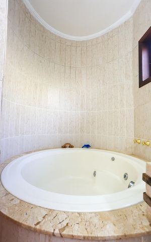 Casa de condomínio à venda com 340m², 4 quartos e 4 vagas Casa de condomínio à venda com 340m², 4 quartos e 4 vagasBanheiro da Suíte 1