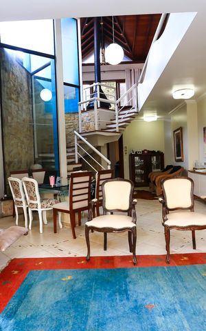 Casa de condomínio à venda com 340m², 4 quartos e 4 vagas Casa de condomínio à venda com 340m², 4 quartos e 4 vagasSala