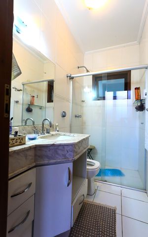 Casa de condomínio à venda com 340m², 4 quartos e 4 vagas Casa de condomínio à venda com 340m², 4 quartos e 4 vagasBanheiro