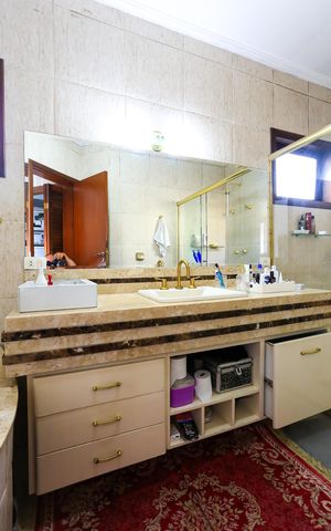 Casa de condomínio à venda com 340m², 4 quartos e 4 vagas Casa de condomínio à venda com 340m², 4 quartos e 4 vagasBanheiro da Suíte 1