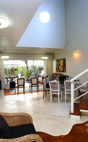 Casa de condomínio à venda com 340m², 4 quartos e 4 vagas Casa de condomínio à venda com 340m², 4 quartos e 4 vagasSala