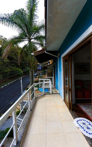 Casa de condomínio à venda com 340m², 4 quartos e 4 vagas Casa de condomínio à venda com 340m², 4 quartos e 4 vagasVaranda