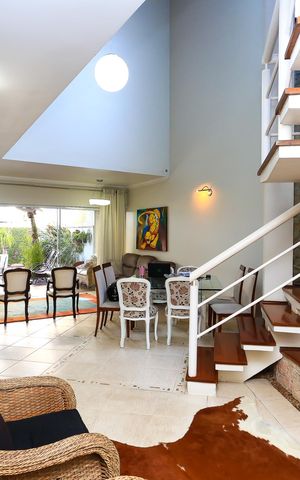 Casa de condomínio à venda com 340m², 4 quartos e 4 vagas Casa de condomínio à venda com 340m², 4 quartos e 4 vagasSala