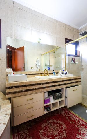 Casa de condomínio à venda com 340m², 4 quartos e 4 vagas Casa de condomínio à venda com 340m², 4 quartos e 4 vagasBanheiro da Suíte 1