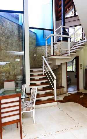 Casa de condomínio à venda com 340m², 4 quartos e 4 vagas Casa de condomínio à venda com 340m², 4 quartos e 4 vagasSala