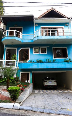 Casa de condomínio à venda com 340m², 4 quartos e 4 vagas Casa de condomínio à venda com 340m², 4 quartos e 4 vagasFachada