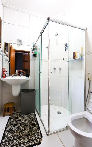 Casa de condomínio à venda com 340m², 4 quartos e 4 vagas Casa de condomínio à venda com 340m², 4 quartos e 4 vagasBanheiro da Suíte 2