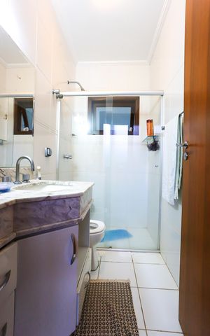 Casa de condomínio à venda com 340m², 4 quartos e 4 vagas Casa de condomínio à venda com 340m², 4 quartos e 4 vagasBanheiro