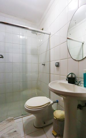 Casa de condomínio à venda com 340m², 4 quartos e 4 vagas Casa de condomínio à venda com 340m², 4 quartos e 4 vagasBanheiro de Serviço