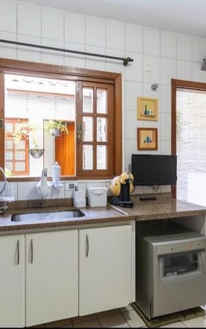 Casa à venda com 118m², 2 quartos e 2 vagas Casa à venda com 118m², 2 quartos e 2 vagasCozinha