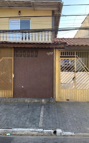 Casa à venda com 240m², 5 quartos e 4 vagas Casa à venda com 240m², 5 quartos e 4 vagasFachada