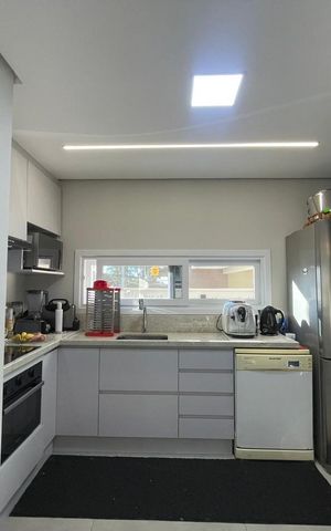 Casa à venda com 183m², 3 quartos e 2 vagas Casa à venda com 183m², 3 quartos e 2 vagasCozinha