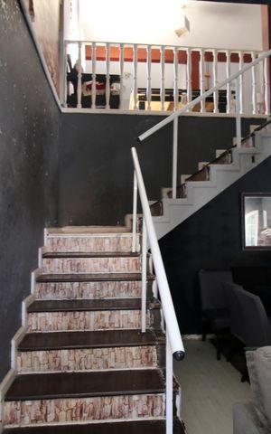 Casa à venda com 500m², 5 quartos e 2 vagasSala - Escada