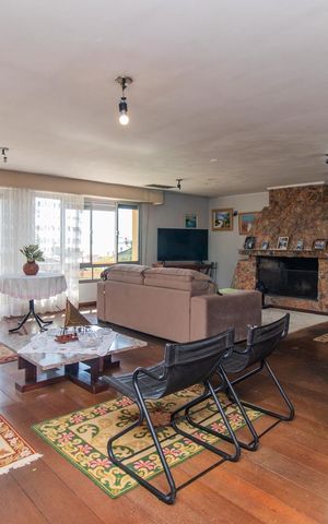 Casa à venda com 401m², 4 quartos e 2 vagas Casa à venda com 401m², 4 quartos e 2 vagasSala
