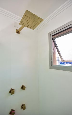 Apartamento para alugar com 200m², 4 quartos e 3 vagasChuveiro do Banheiro da Suíte 2