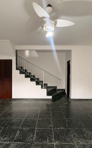 Casa à venda com 149m², 3 quartos e 4 vagas Casa à venda com 149m², 3 quartos e 4 vagasSala