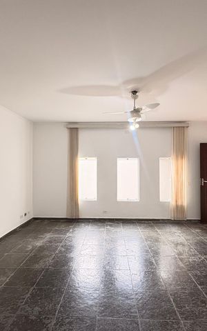 Casa à venda com 149m², 3 quartos e 4 vagas Casa à venda com 149m², 3 quartos e 4 vagasSala