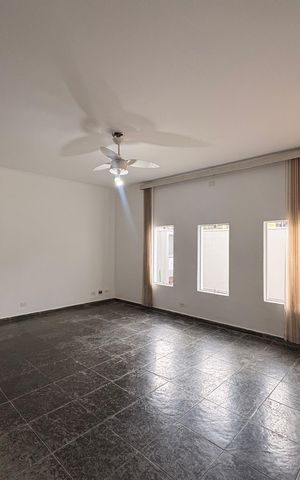 Casa à venda com 149m², 3 quartos e 4 vagas Casa à venda com 149m², 3 quartos e 4 vagasSala