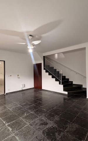 Casa à venda com 149m², 3 quartos e 4 vagas Casa à venda com 149m², 3 quartos e 4 vagasSala