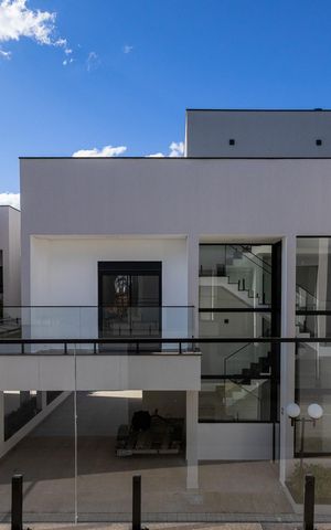 Casa de condomínio à venda com 350m², 4 quartos e 4 vagas Casa de condomínio à venda com 350m², 4 quartos e 4 vagasQuarto 4 - 4 Suíte Varanda