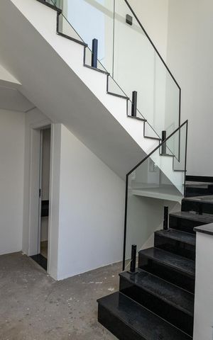 Casa de condomínio à venda com 350m², 4 quartos e 4 vagas Casa de condomínio à venda com 350m², 4 quartos e 4 vagasSala