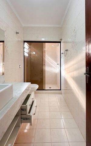 Casa à venda com 191m², 3 quartos e 2 vagas Casa à venda com 191m², 3 quartos e 2 vagasBanheiro Social