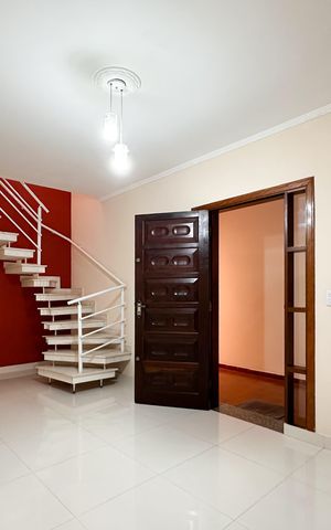 Casa à venda com 191m², 3 quartos e 2 vagas Casa à venda com 191m², 3 quartos e 2 vagasSala