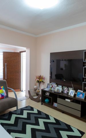 Casa à venda com 200m², 4 quartos e 2 vagas Casa à venda com 200m², 4 quartos e 2 vagasSala