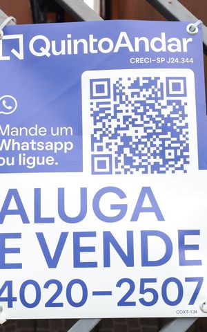 Casa à venda com 200m², 3 quartos e 3 vagasPlaca instalada no portão do imóvel - Código da placa COXT-134