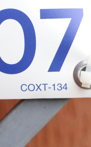 Casa à venda com 200m², 3 quartos e 3 vagasPlaca instalada no portão do imóvel - Código da placa COXT-134